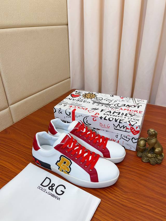 实价： Dolce＆Gabbana Dg 原版进口头层牛皮羊皮内里，上脚轻便、舒适 、百搭、原版特供大底深受潮流男士的青睐欢迎对比品质精致奢华，超a级别！版型对